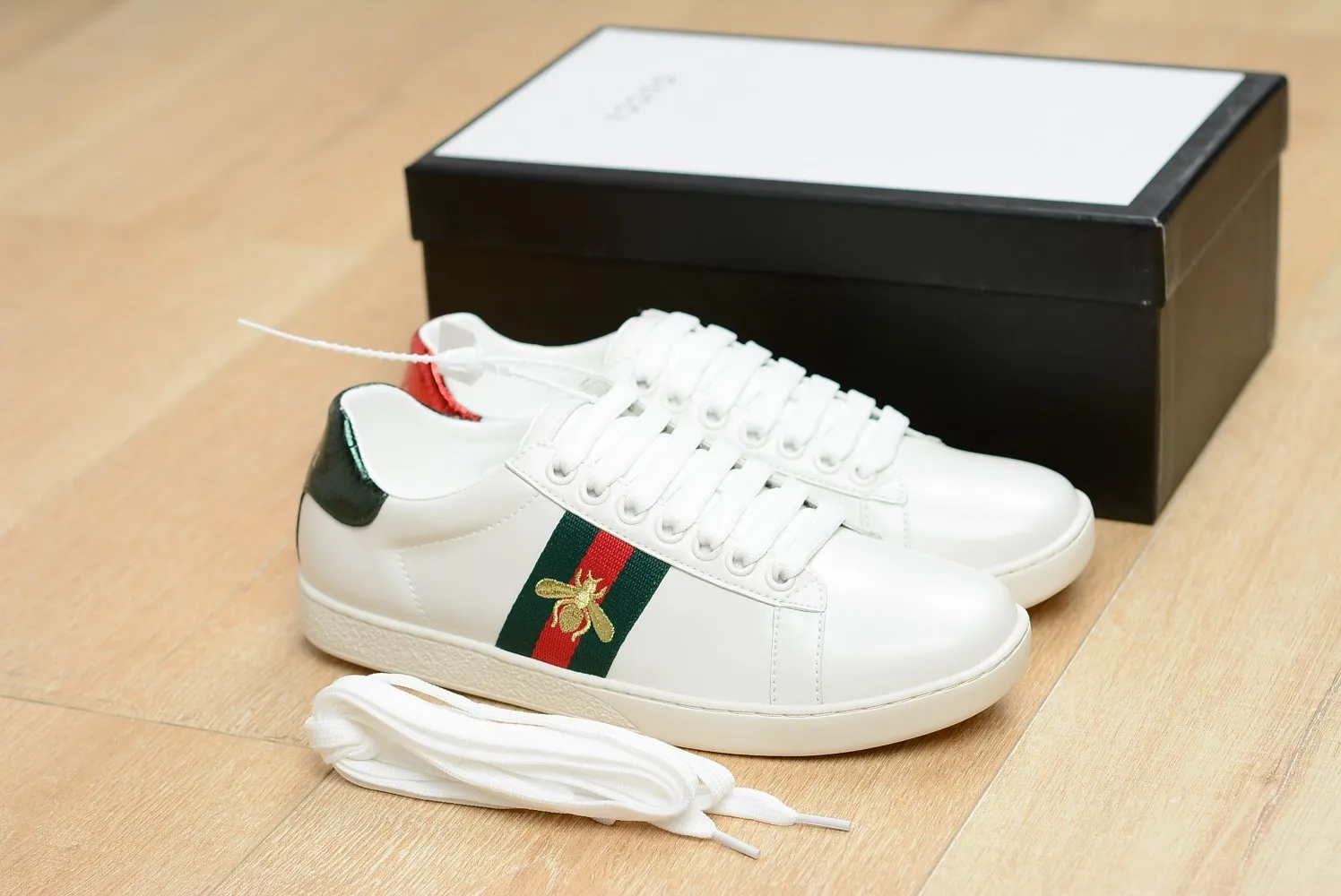 👟👟Ex-factory price 520👟👟 👟👟 Women's Shoes Factory GUCCI】Gucci's hot model Little Bee Gold Edition 35-44 Little Bee Gold Edition·Gucci high version Gucci must-have high-top white shoes [high quality] Specially recommended! The upper is made of original custom-made mercerized cowhide imported from Bangladesh! Original sheepskin lining and custom water snake skin on the back tail! Original molded rubber outsole! Standard size: Female 34-40 Male 40-44